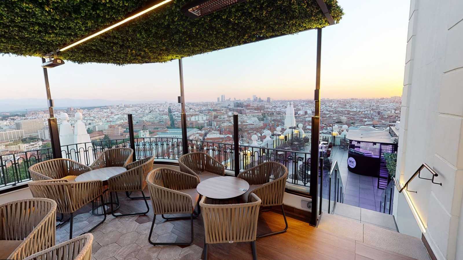 Rooftop 360° Sky Bar - Hotel Riu Plaza in Madrid