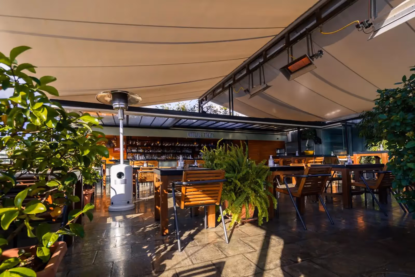 Rooftop Couleur Locale in Atene - 2